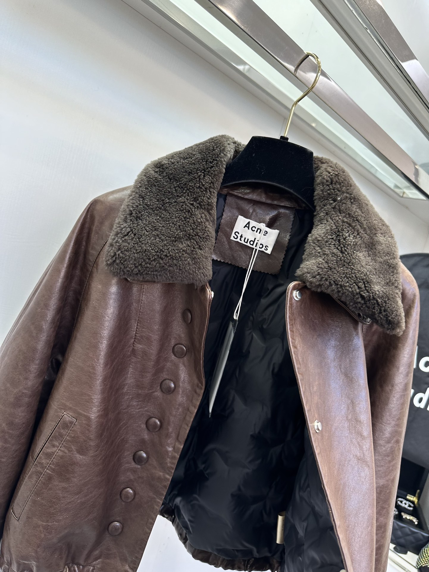 “Stylish Winter Leather Jacket with Hair Collar and Dustproof Bag” - 图片 9