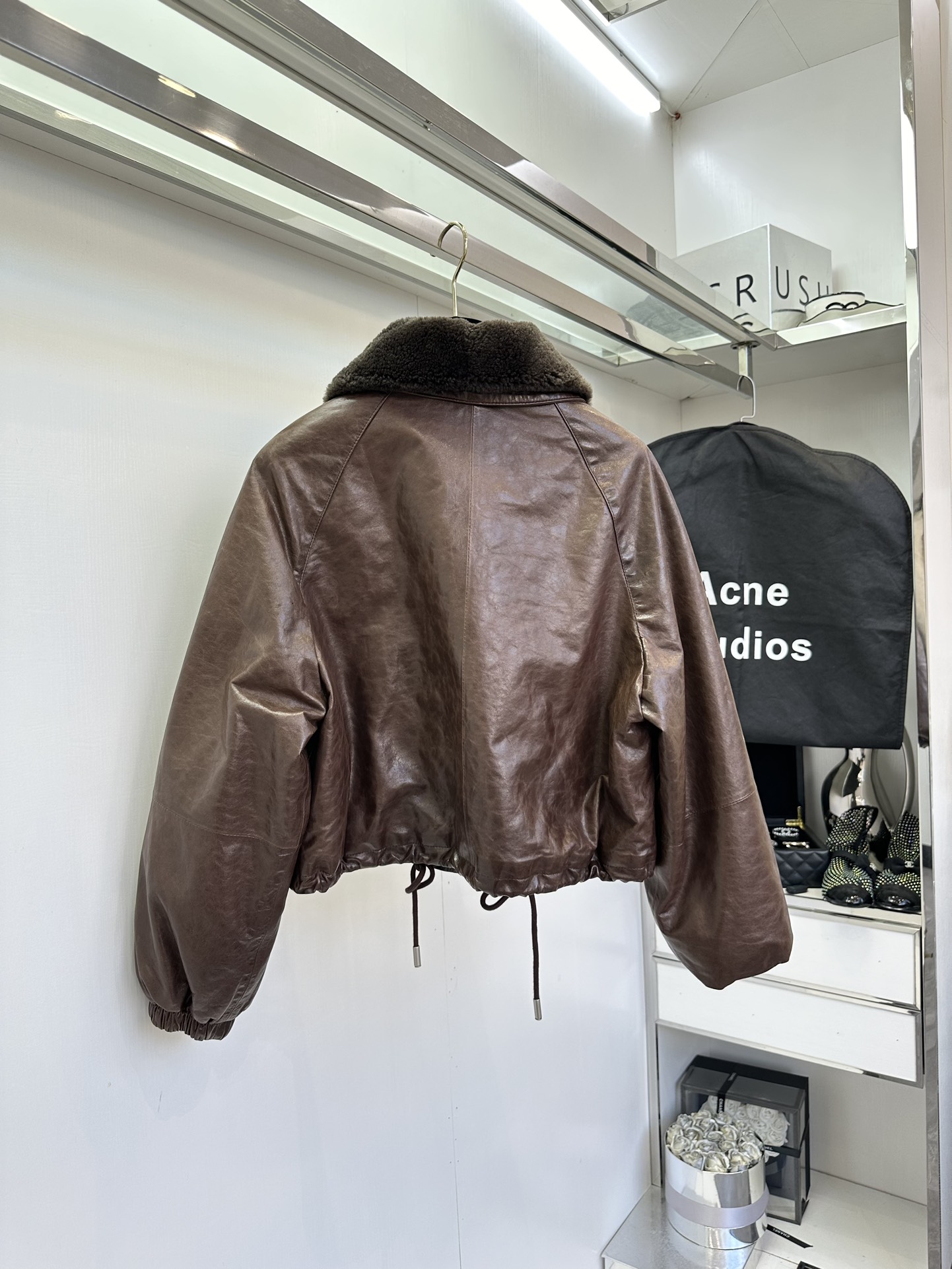 “Stylish Winter Leather Jacket with Hair Collar and Dustproof Bag” - 图片 2