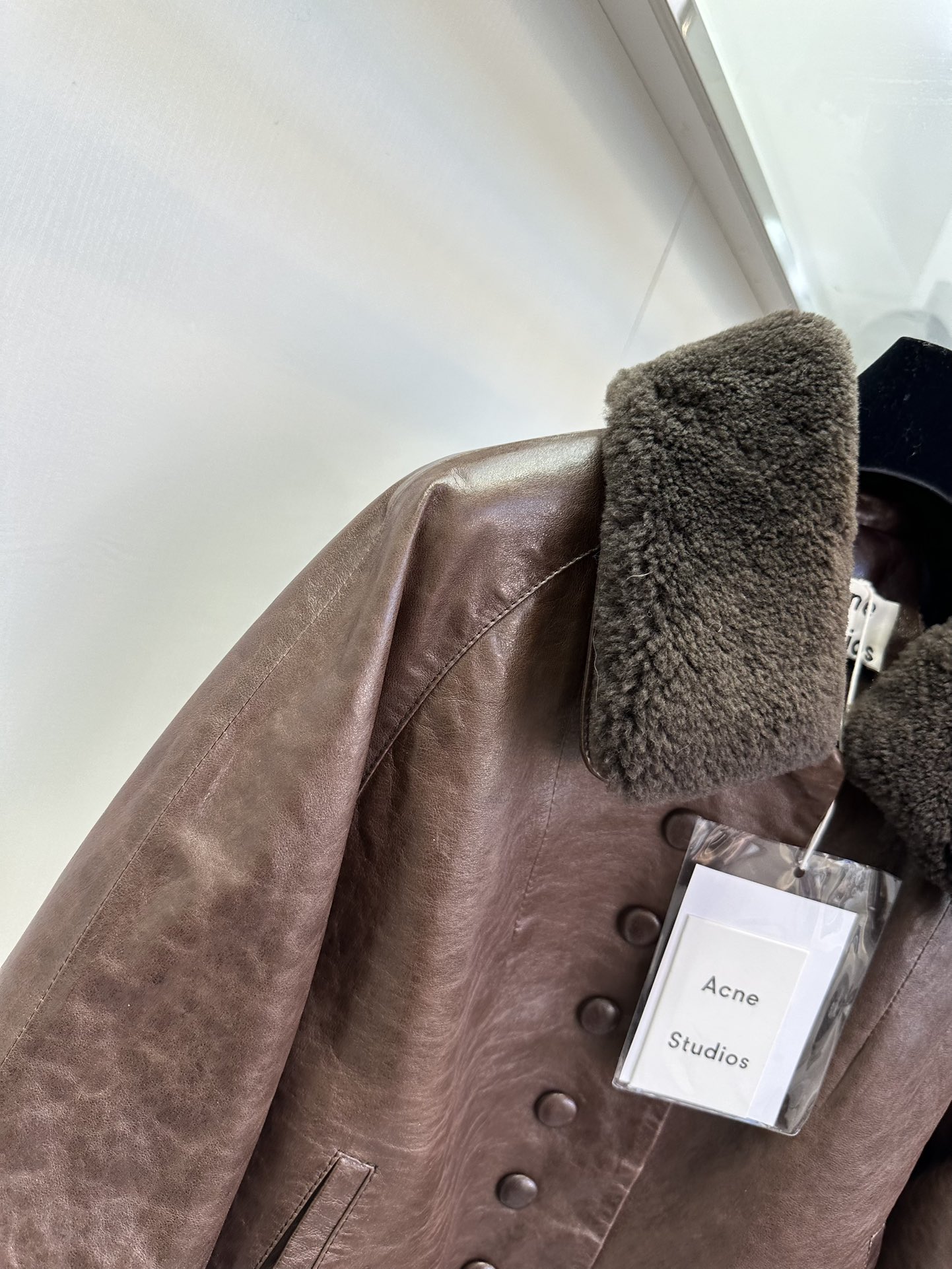 “Stylish Winter Leather Jacket with Hair Collar and Dustproof Bag” - 图片 5