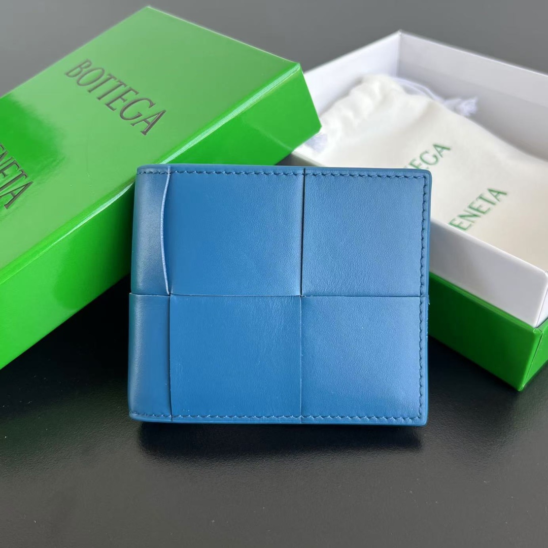 NO:672168,B home.649603 Large braided short clip. Two-discount short clip style. Hand-woven. Original cowhide. Softness is just right. People can’t help but want to touch it. The shape is classic and tangible. There are many colors to choose from. Unisex. Simple and generous design. The more you look at it, the more you like it. Size: 11·5x9·5, BV, Bottega Veneta, Cowhide19860909B家.649603 大编织短夹 两折扣短夹式纯手工编织 原厂牛皮.柔软度刚刚好 会让人忍不住一直想摸它,形状经典有形 颜色也拥有很多选择 男女通用 简单又大方的设计,越看越喜欢 尺寸；11·5x9·5,BV,bottega veneta,cowhide,欧美剧