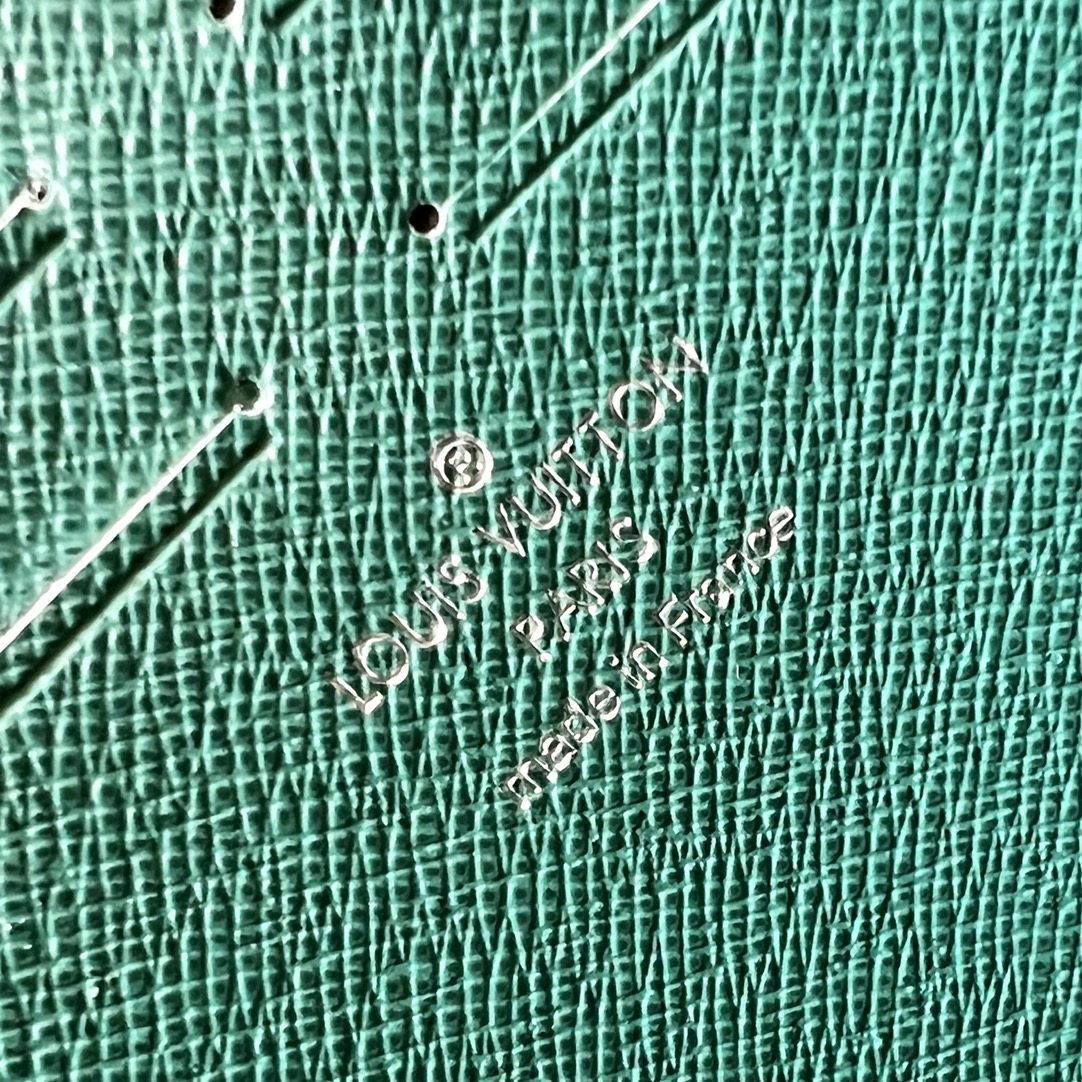 芯片版M12820绿色此款由全新标志性黑灰MonogramEclipse帆布裁制而成此款风格硬朗的全新P