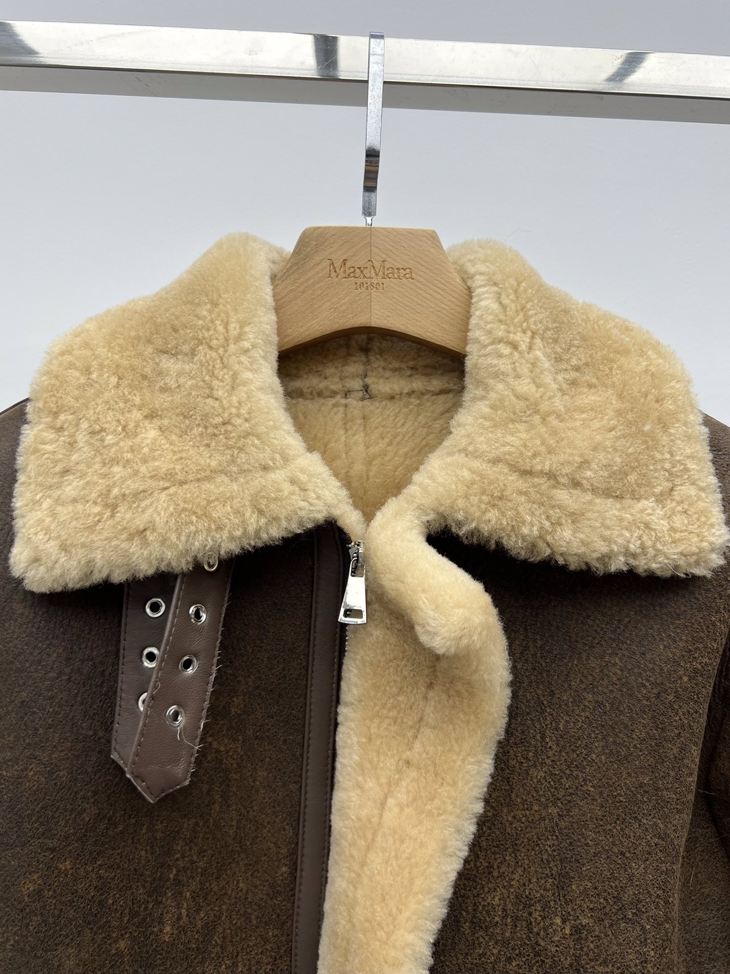 Stylish LV-Car Coat: One-Size-Fits-All Female Suit with Dustproof Bag and Spanish Melinou Fur - 图片 4