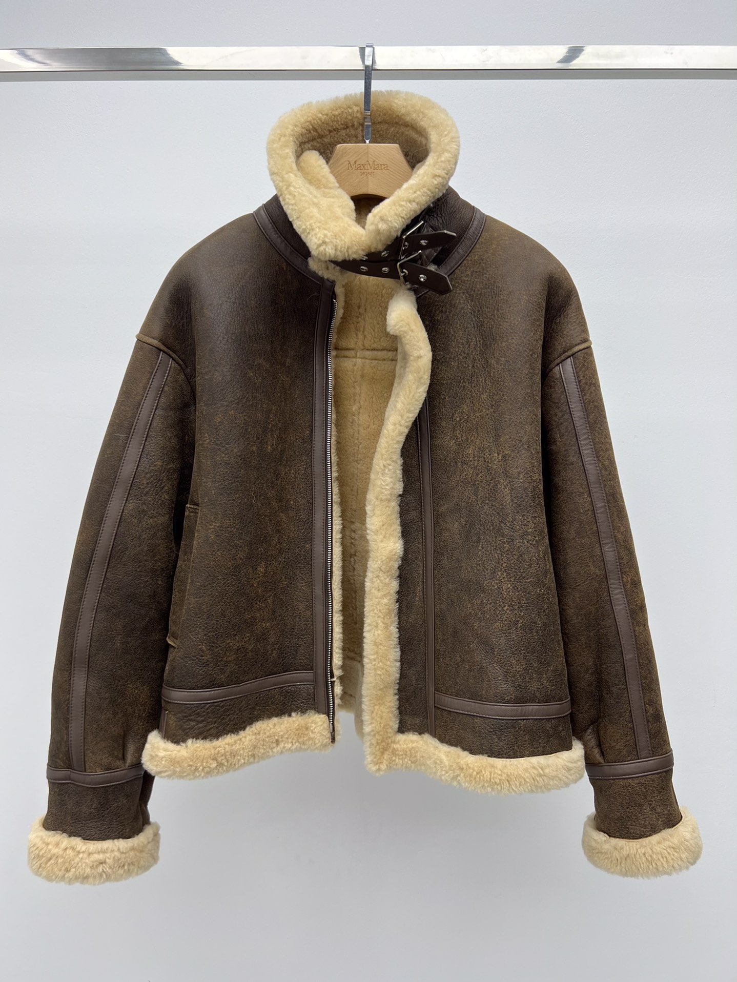Stylish LV-Car Coat: One-Size-Fits-All Female Suit with Dustproof Bag and Spanish Melinou Fur - 图片 1