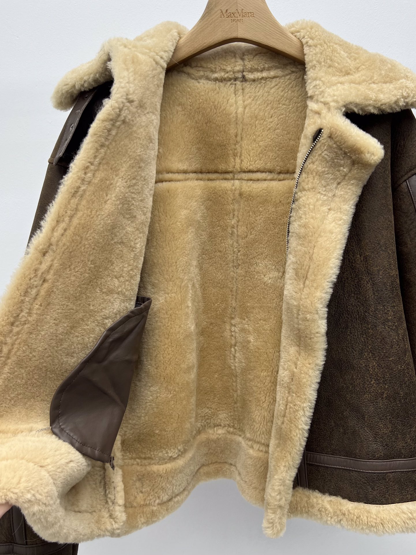 Stylish LV-Car Coat: One-Size-Fits-All Female Suit with Dustproof Bag and Spanish Melinou Fur - 图片 5