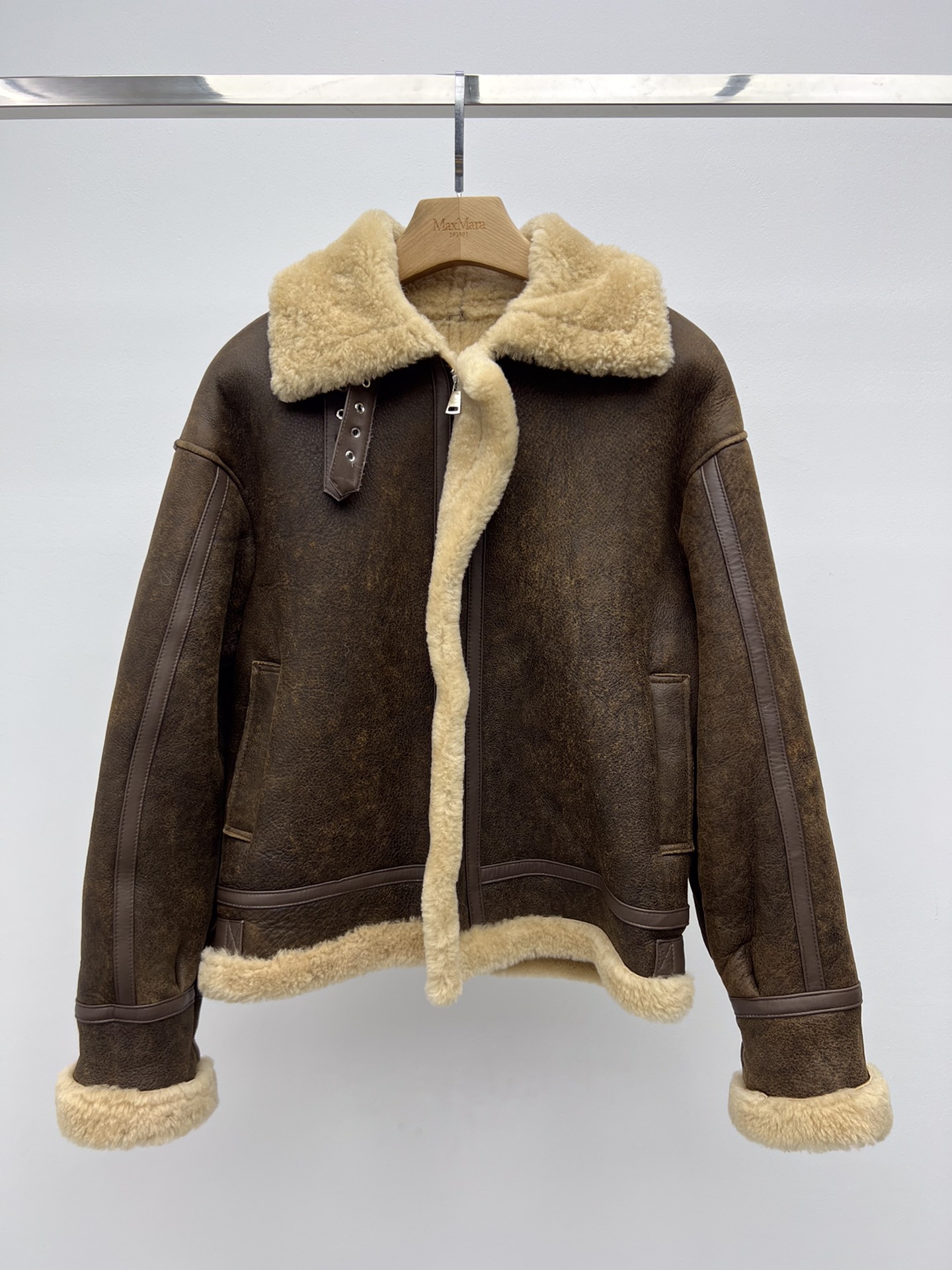 Stylish LV-Car Coat: One-Size-Fits-All Female Suit with Dustproof Bag and Spanish Melinou Fur - 图片 3