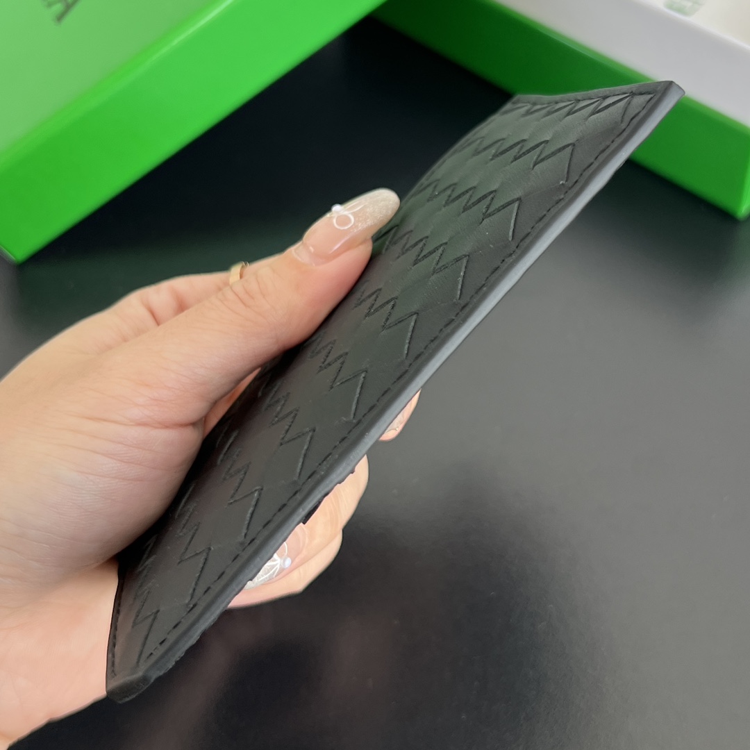 BV新款 805807 拉链竖款卡包🎈 心心念念0.7的经典小编织作品回归 真的太有设计感了 小牛皮质感