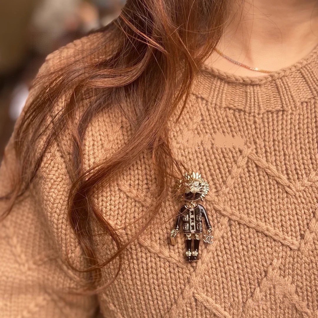 NO:109493,CHANEL Xiaoxiang The latest high-end version of the lively lion Chanel brooch is the jewelry that understands women the most. Women who devote all their efforts to be themselves often cherish the meaning of the brooch more. Ms. Chanel pinned the brooch on the hat and told those fashionable ladies who imitated her [the brooch is very practical. It can be pinned on the suit collar, pocket, hat, belt or evening dress. The jewelry is fine, chanel, chanel, business suit, brooch, breastpin, hats19860909CHANEL小香 最新款高版本灵动狮子香奈儿胸针,是最懂女人的饰物.那些倾注了全部心血去做自己的女人,往往更珍惜胸针的意义.香奈儿女士把胸针别在帽子上,并告诉那些模仿她的时髦女士们[胸针可是非常实用,它可以别在西装领上、口袋上、帽子上、腰带上或者是晚礼服上,饰品精品,chanel,chanel,business suit,brooch，breastpin,hats,Jewelry