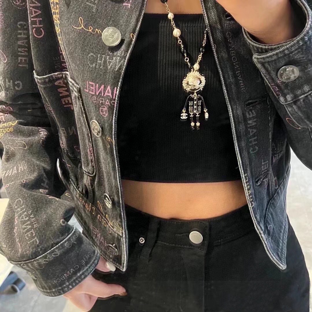 NO:113777,Xiaohongshu's new Chanel Chanel's newest version of the latest double C pearl lion long sweater chain necklace stacked to look more beautiful and unique, the versatile style is very pleasant, the overall details are very surprising, the design feels full, not only bringing personal confidence and taste, but also elegant and fashionable style, highlighting the elegant French atmosphere, and meticulous details make it more attractive to wear, jewelry quality, chanel, chanel, sweaters, necklace19860909小红书火爆新款香奈儿Chanel高版本最新款双C珍珠狮子长款毛衣链项链叠戴更加好看超个性,百搭款特别特别赞,整体细节非常令人惊喜,设计感十足,不仅带出个人自信及品味,款式典雅而时尚,突显法式高雅气息,加上一丝不苟的细节,使得佩戴起来更具吸引力,饰品精品,chanel,chanel,sweaters,necklace,Jewelry