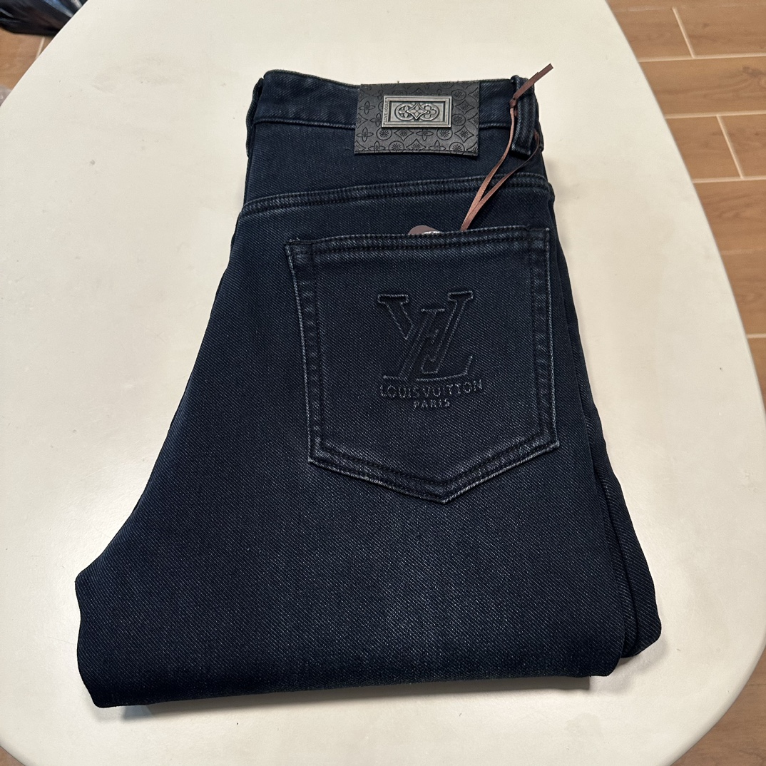 NO:416522,Fleece jeans (supporting after-sales service after-sales service) LV Louis exclusively offers new styles of jeans, high-end version!  Customized fabrics for counters are breathable and comfortable, with impeccable details, and the brand element design concept reflects high quality. The feel is delicate and soft!  It is casually cut, with a great upper body style!  29-40, louis vuitton,louis vuitton,jeans,alexander wang19860909加绒牛仔裤（支持年后售后） LV 路易独家专供新款 牛仔裤,高端版本！专柜定制面料 透气舒适度高,细节无可挑剔,品牌元素设计理念,体现高品质.手感细腻柔软！呈现休闲裁剪,上身版型超赞！ 码数29-40,,louis vuitton,louis vuitton,jeans,alexander wang,Men's clothing