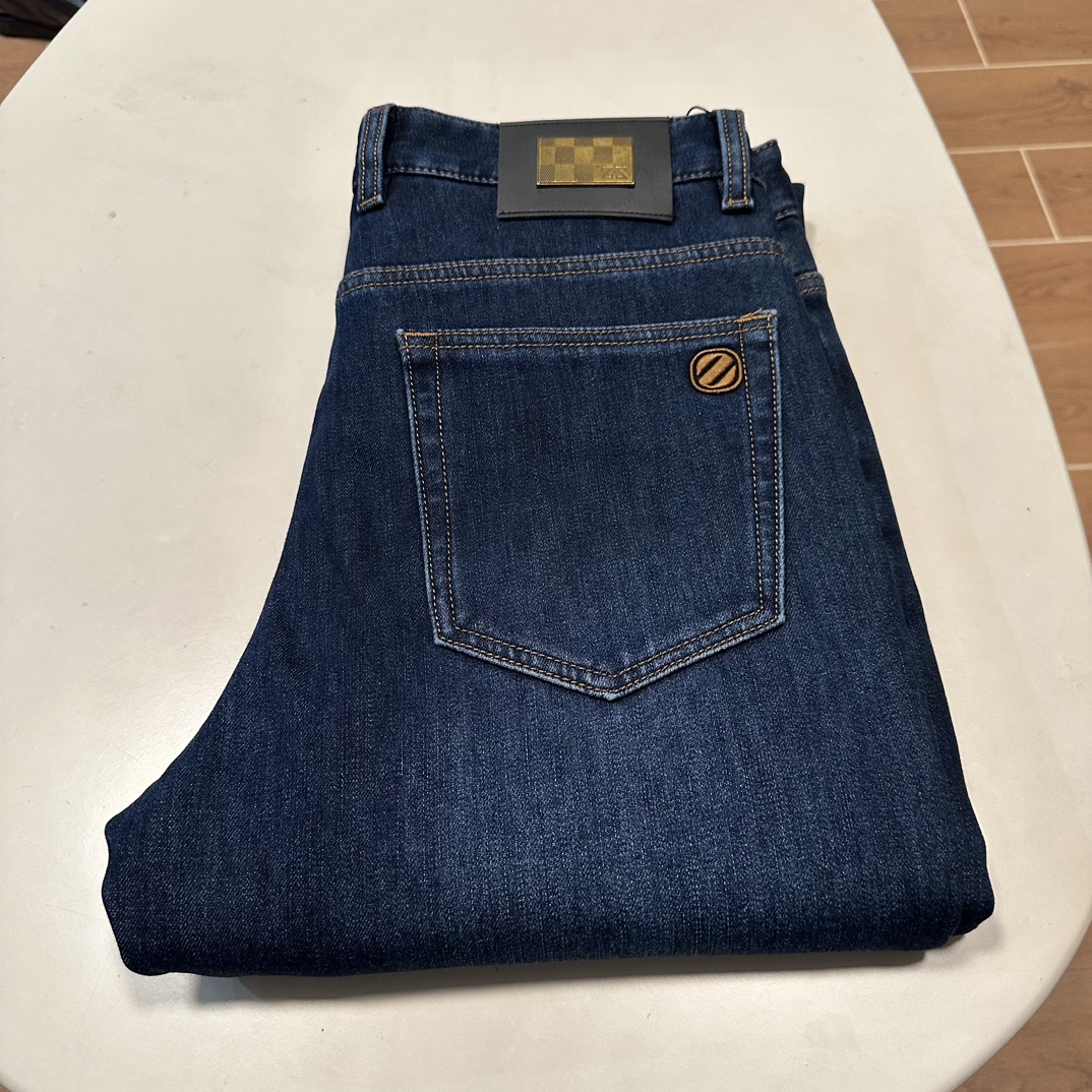 NO:416455,Fleece jeans (supports after-sales service after-sales service) Jenia exclusively offers new styles, high-end version!  Customized fabrics for counters are breathable and comfortable, with impeccable details, and the brand element design concept reflects high quality. The feel is delicate and soft!  It is casually cut, with a great upper body style!  29-40 yards, zegna, jeans, alexander wang19860909加绒牛仔裤 (支持年后售后） 杰尼亚独家专供新款 牛仔裤,高端版本！专柜定制面料 透气舒适度高,细节无可挑剔,品牌元素设计理念,体现高品质.手感细腻柔软！呈现休闲裁剪,上身版型超赞！ 码数29-40,,zegna,jeans,alexander wang,Men's clothing