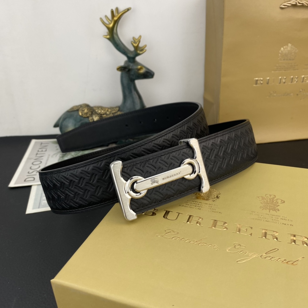 巴宝莉💕 特种皮腰带系列 ，原厂五金精品不锈钢扣，手感柔软舒适 宽3.8CM。