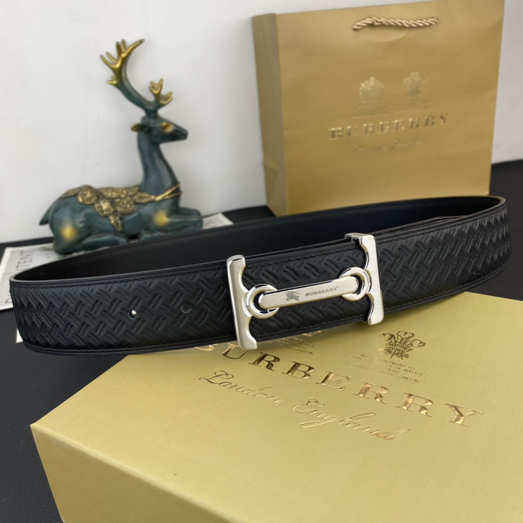 巴宝莉💕 特种皮腰带系列 ，原厂五金精品不锈钢扣，手感柔软舒适 宽3.8CM。