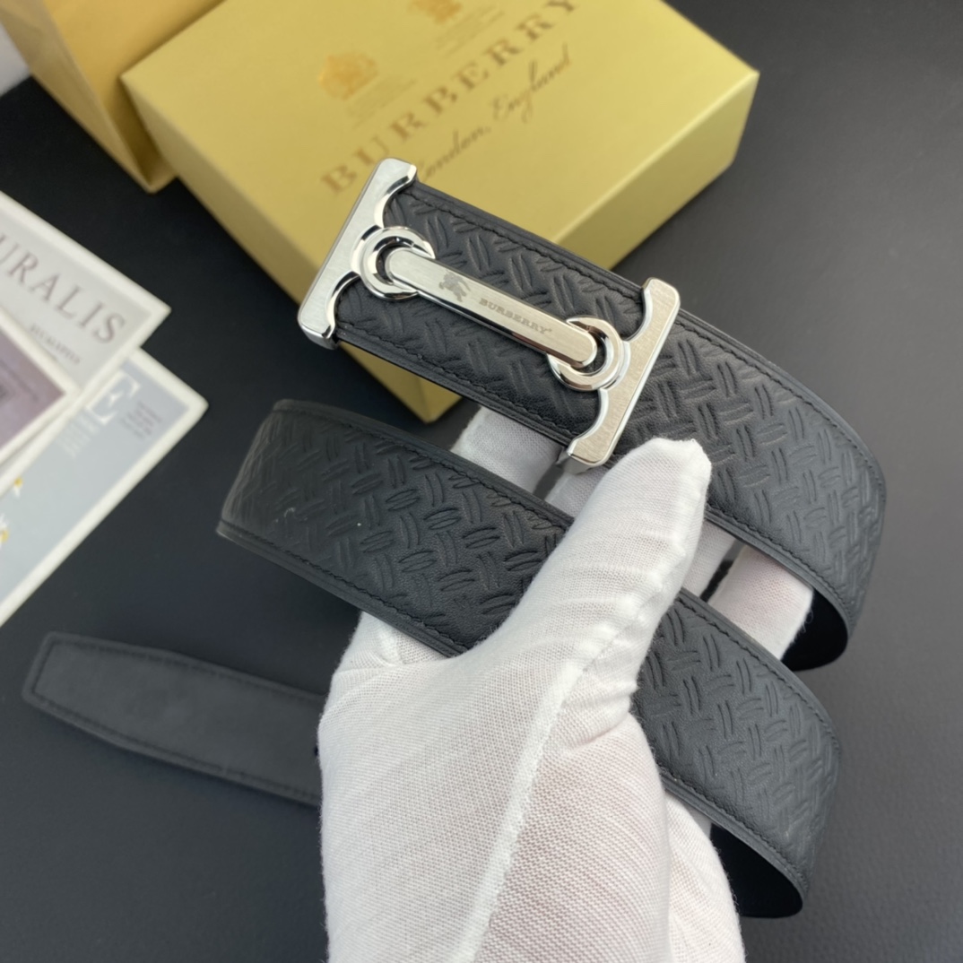 巴宝莉💕 特种皮腰带系列 ，原厂五金精品不锈钢扣，手感柔软舒适 宽3.8CM。