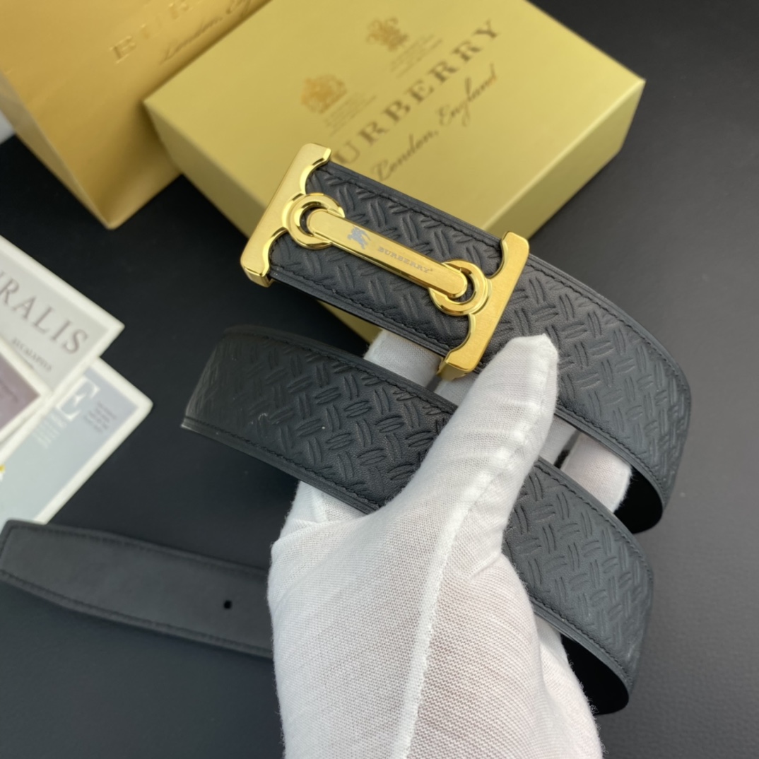 巴宝莉💕 特种皮腰带系列 ，原厂五金精品不锈钢扣，手感柔软舒适 宽3.8CM。