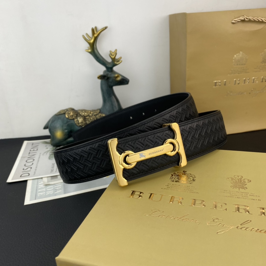 巴宝莉💕 特种皮腰带系列 ，原厂五金精品不锈钢扣，手感柔软舒适 宽3.8CM。