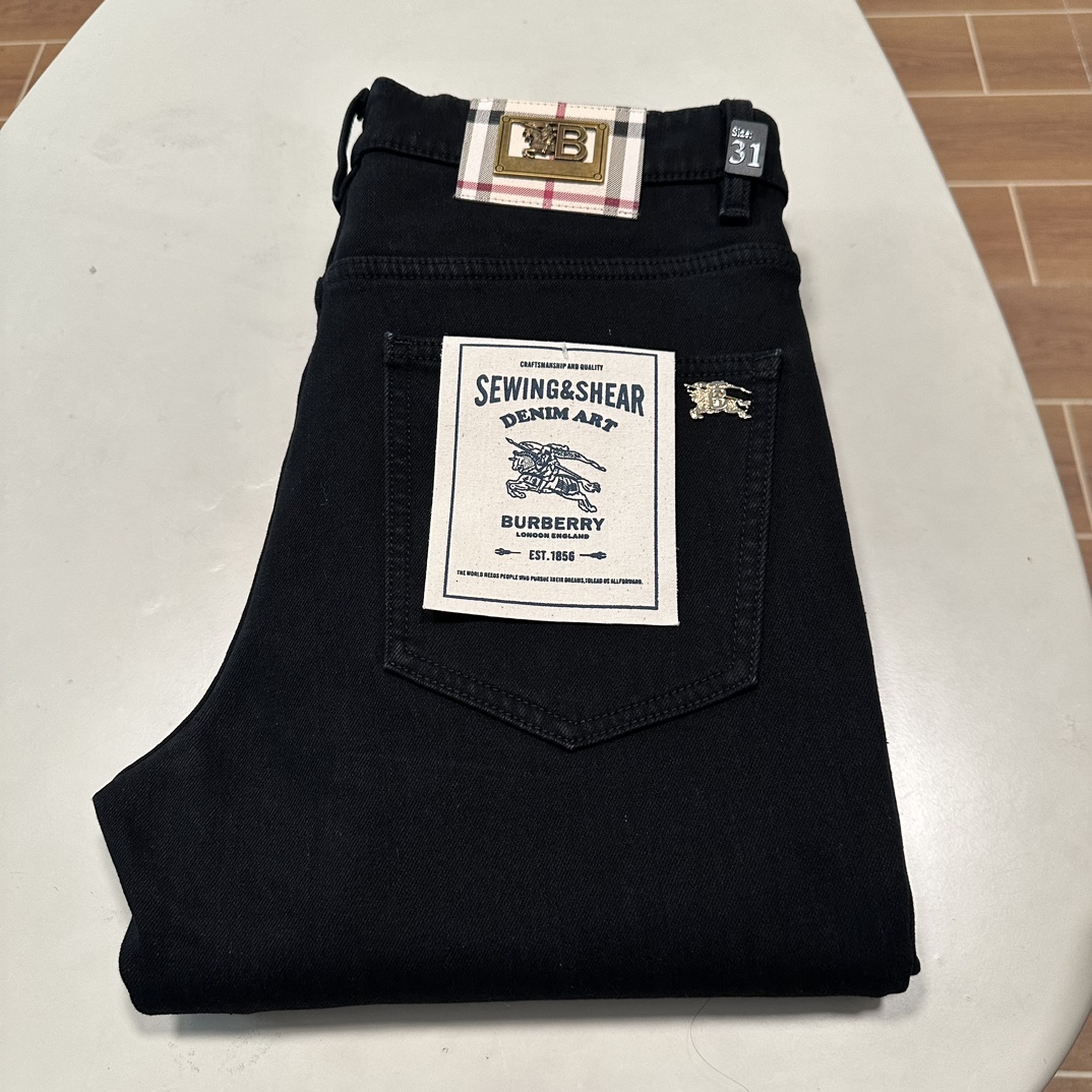 NO:746521,Velvet jeans (support after-sales after the year) BBR Burberry exclusive new jeans, high-end version!  Custom-made fabrics at the counter are highly breathable and comfortable, with impeccable details and brand element design concepts, reflecting high quality. It feels delicate and soft!  It presents a casual cut and the upper body shape is awesome!  Code number 29-40,,burberry,jeans,19860909加绒牛仔裤（支持年后售后） BBR 巴宝莉独家专供新款 牛仔裤,高端版本！专柜定制面料 透气舒适度高,细节无可挑剔,品牌元素设计理念,体现高品质.手感细腻柔软！呈现休闲裁剪,上身版型超赞！ 码数29-40,,burberry,jeans,,Men's clothing