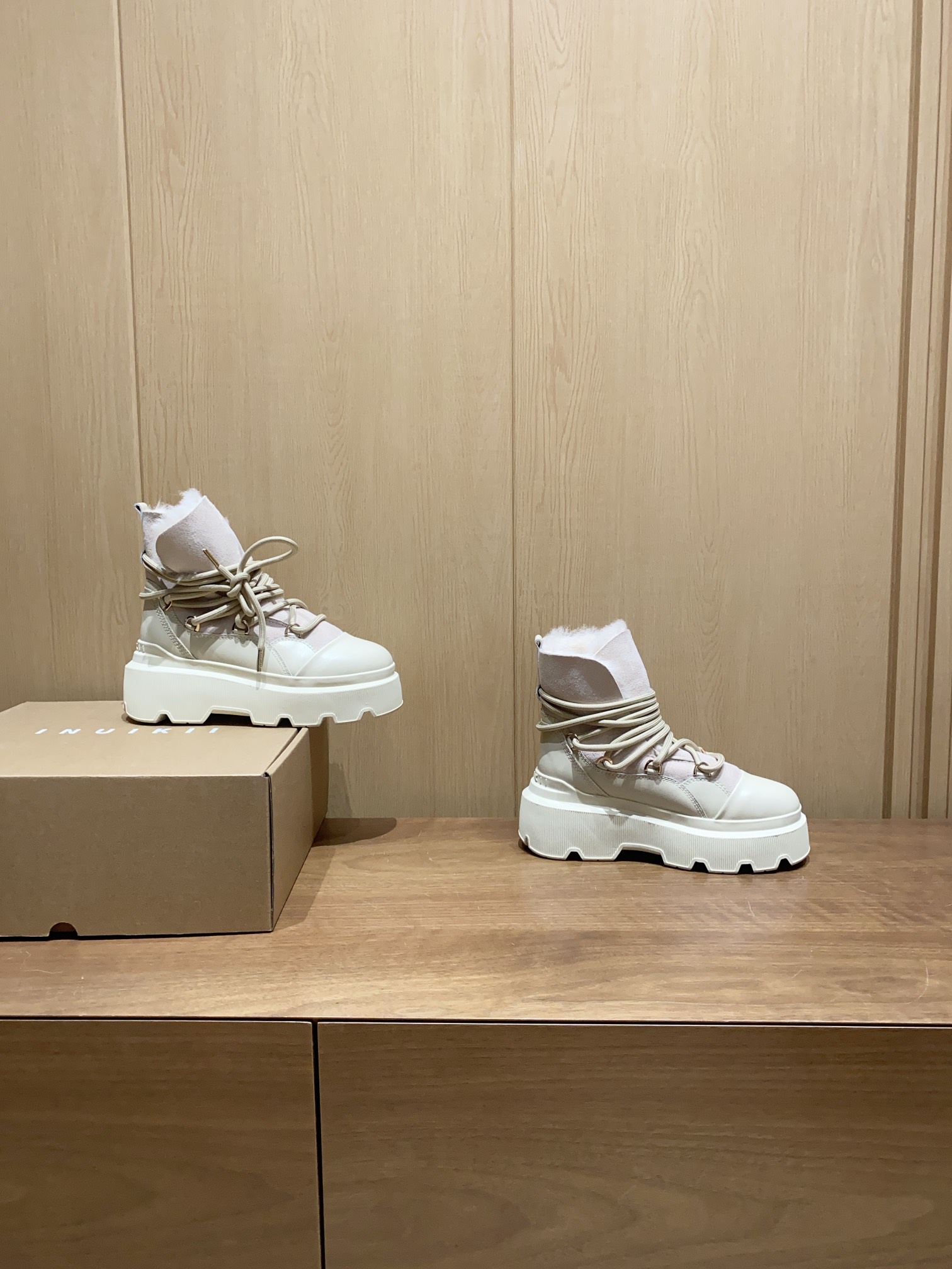 NO:171184,INUIKII Heightening Thick Sole Strap Handsome Snow Boots inuikii Fur Integrated Slide Thick Sole Strap Snow Boots Nordic Products, Ins bloggers show crazy. All shoes are imported cowhide. Combined with sheepskin fur, purely handmade fur in women's snow boots. Classic urban functional boots Modified foot shape Highly warm and non-slip sole Winter styling standard, upper fur Integrated inner wool Foot mattress wool Outsole Anti-slip wear-resistant rubber sole (original mold opening, non-foaming sole) Size 35-39 (40.41) Packaging INUIKIII original packaging Edge top layer cowhide height about 5cm, boots, boots, cowhide, sheepskin19860909INUIKII 增高厚底绑带帅气雪地靴 inuikii皮毛一体防滑增高厚底绑带雪地靴 北欧爆单品,ins博主疯狂大秀 全鞋采用进口牛皮 结合羊皮毛一体材质 纯手工制作皮毛一体女士雪地靴 经典城市机能靴 修饰脚型 高度保暖防滑大底 冬季造型标配  鞋面皮毛一体 内里羊毛 垫脚羊毛 大底防滑耐磨橡胶大底（原版开模,非发泡底） 尺寸35-39（40.41） 包装INUIKIII原版包装 包边头层牛皮 增高约5cm,靴子,boots,cowhide,sheepskin,Women's Shoes