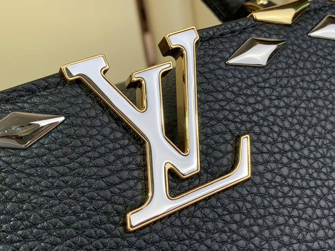 Capucines中号手袋M12135黑色向品牌经典硬箱汲取灵感将标志性Malletage元素化为菱形金