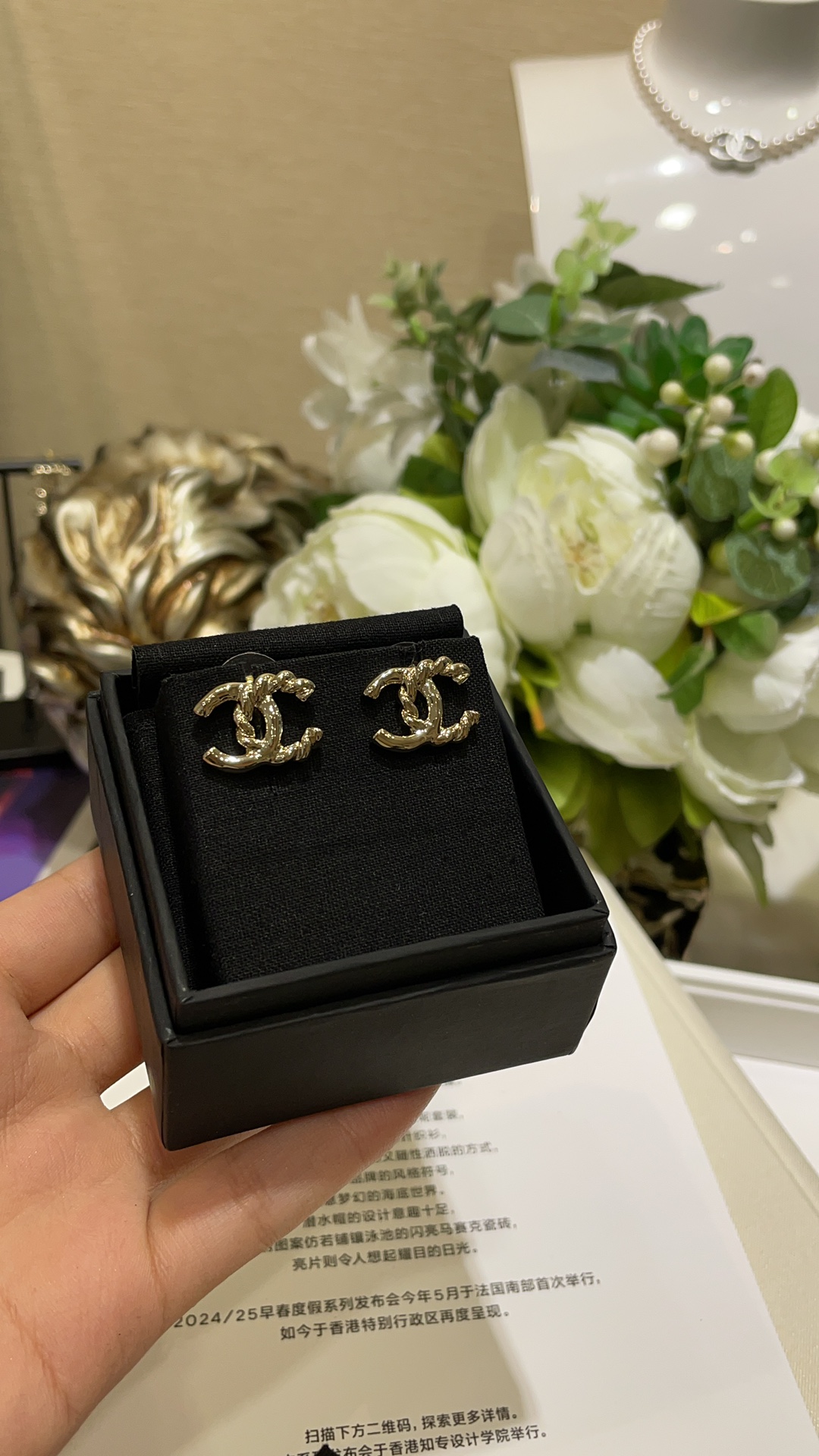 NO:103948,25C new glossy spliced ​​twist double C stud earrings, half twisted twist and half glossy metal double C studs, simple and very design-like, very suitable for daily life, zp consistent brass material, basic style closed eyes, Chanel earrings, chanel1986090925C新款光面拼接麻花双C耳钉 一半扭纹麻花一半光面金属组成的双C 简简单单又极具设计感 非常适合日常 zp一致黄铜材质 基础款式闭眼入,香奈儿耳钉,chanel,Jewelry