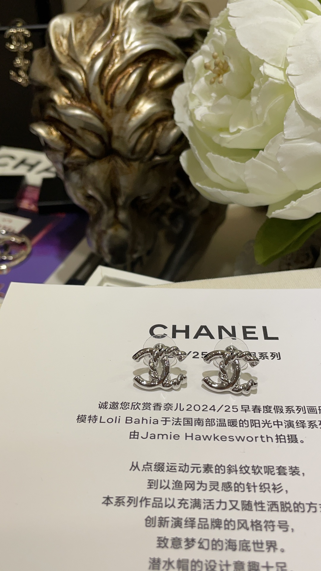 NO:103950,Today's new silver 25C new glossy spliced ​​twist double C stud earrings, half twisted twist and half glossy metal double C simple and very design-like, very suitable for daily life zp uniform brass material, basic style closed eyes, Chanel earrings, chanel19860909今日新品银色 25C新款光面拼接麻花双C耳钉 一半扭纹麻花一半光面金属组成的双C 简简单单又极具设计感 非常适合日常 zp一致黄铜材质 基础款式闭眼入,香奈儿耳钉,chanel,Jewelry