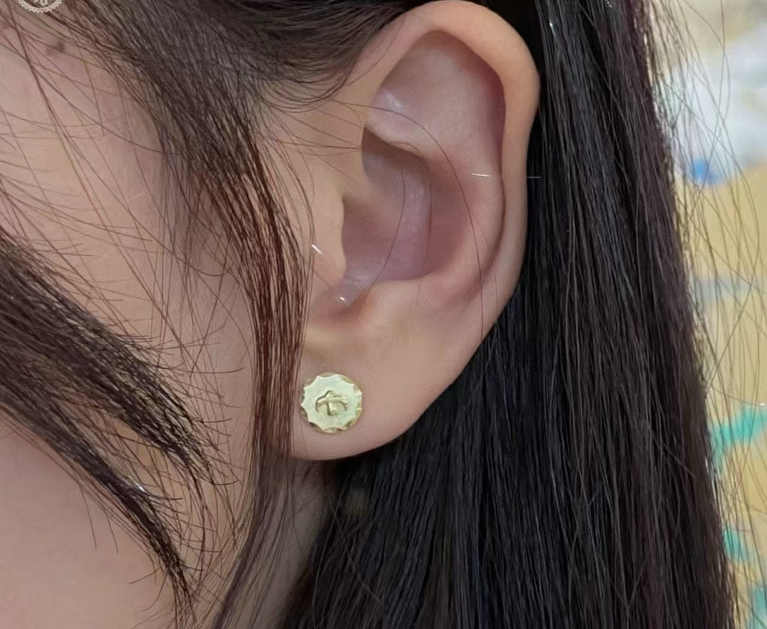 Handmade Golden Ear Nail with Bird Design: Goro’s High Bridge Product Details. - 图片 2