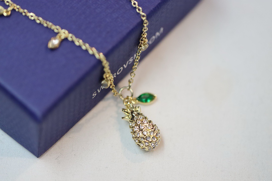  swarovski  菠萝锁骨项链。