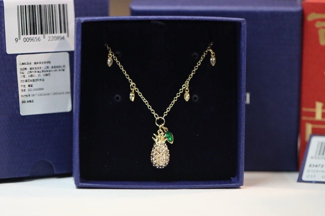  swarovski  菠萝锁骨项链。