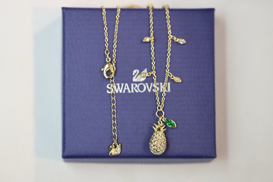  swarovski  菠萝锁骨项链。