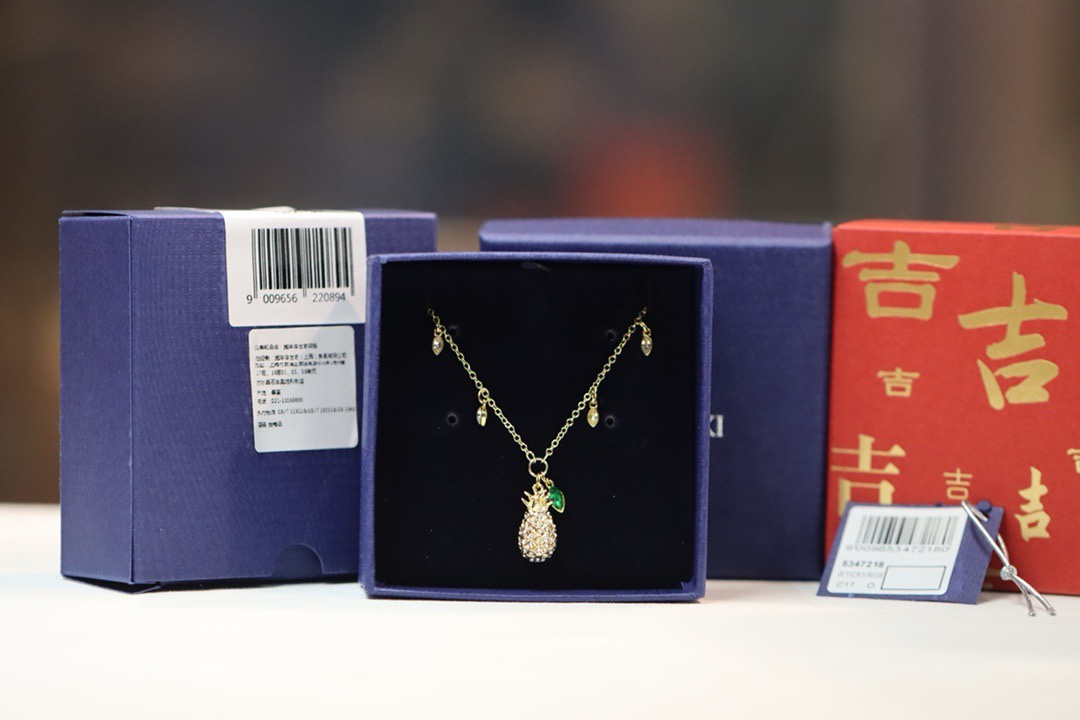  swarovski  菠萝锁骨项链。