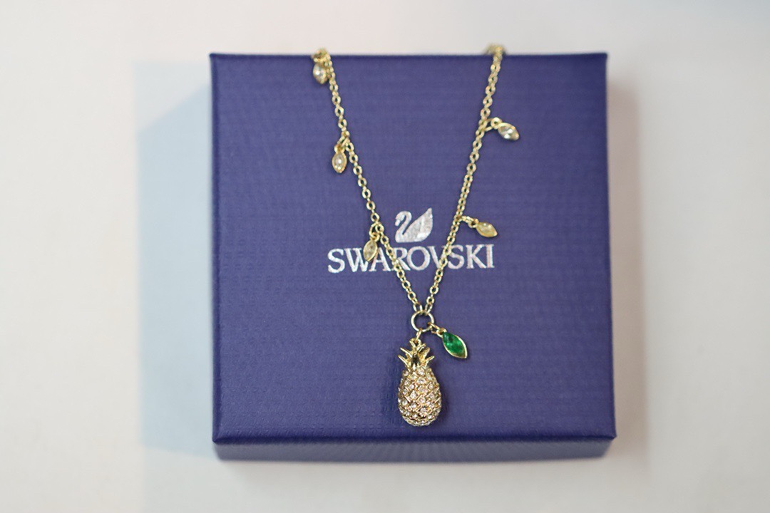  swarovski  菠萝锁骨项链。