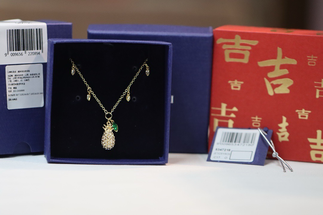 swarovski  菠萝锁骨项链。