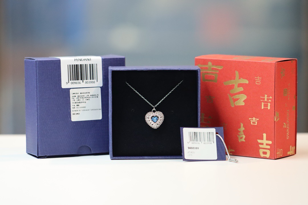 swarovski怦然心动蓝钻爱心锁骨项链这款浪漫的施华洛世奇链坠将两颗心合二为一镀铑图案采用最大体积的