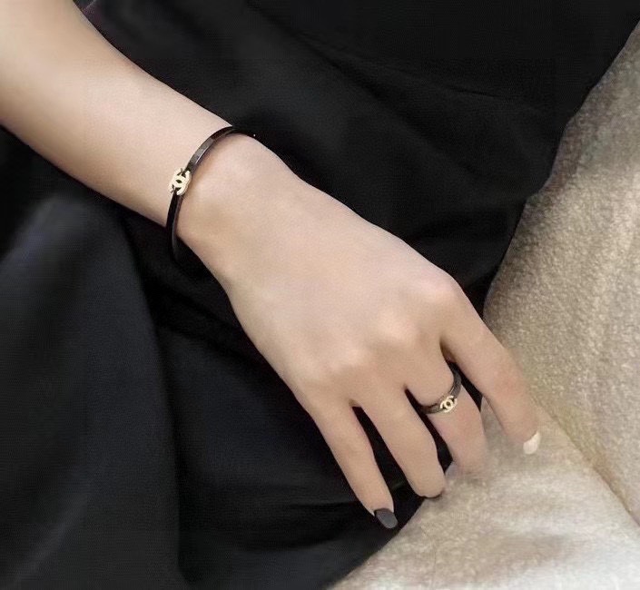 NO:109490,The new Chanel Chanel Carbon Black Bracelet Super Heavy Industry Bling Bling, the color matching is very good and high-end. The goddess' temperament is high-end. The fine steel material is not allergic and does not fade. One to one exquisite craftsmanship, the classic charm, the cost-effectiveness is a must-have choice, the jewelry quality, chanel, chanel, bracelet19860909新款香奈儿Chanel碳黑手镯超重工bling bling,颜色搭配得非常好高级感 女神气质高端 精钢材质不过敏不褪色.一比一精美工艺,经典至极的魅物,性价比高 必备必入之选,饰品精品,chanel,chanel,bracelet,Jewelry