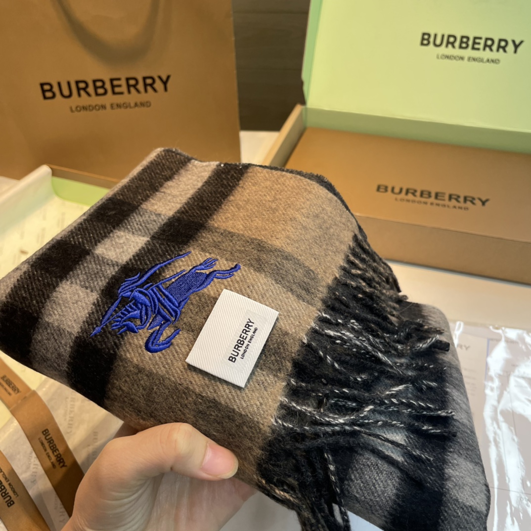 Burberry巴宝莉双面围巾好看的要疯掉了太有型太有魅力了非常斯文时尚的秋冬单品！真的很喜欢非常Cla