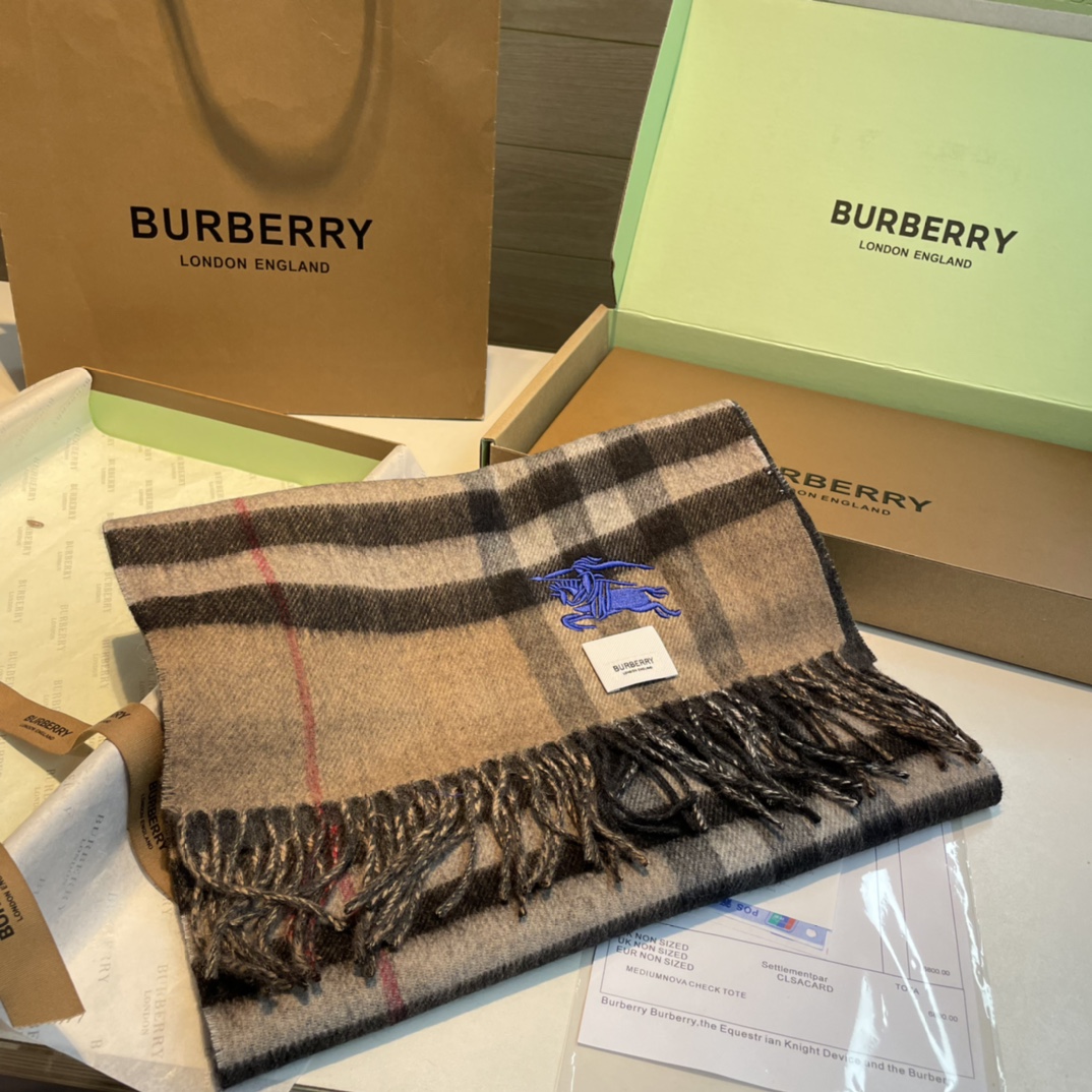 Burberry巴宝莉双面围巾好看的要疯掉了太有型太有魅力了非常斯文时尚的秋冬单品！真的很喜欢非常Cla