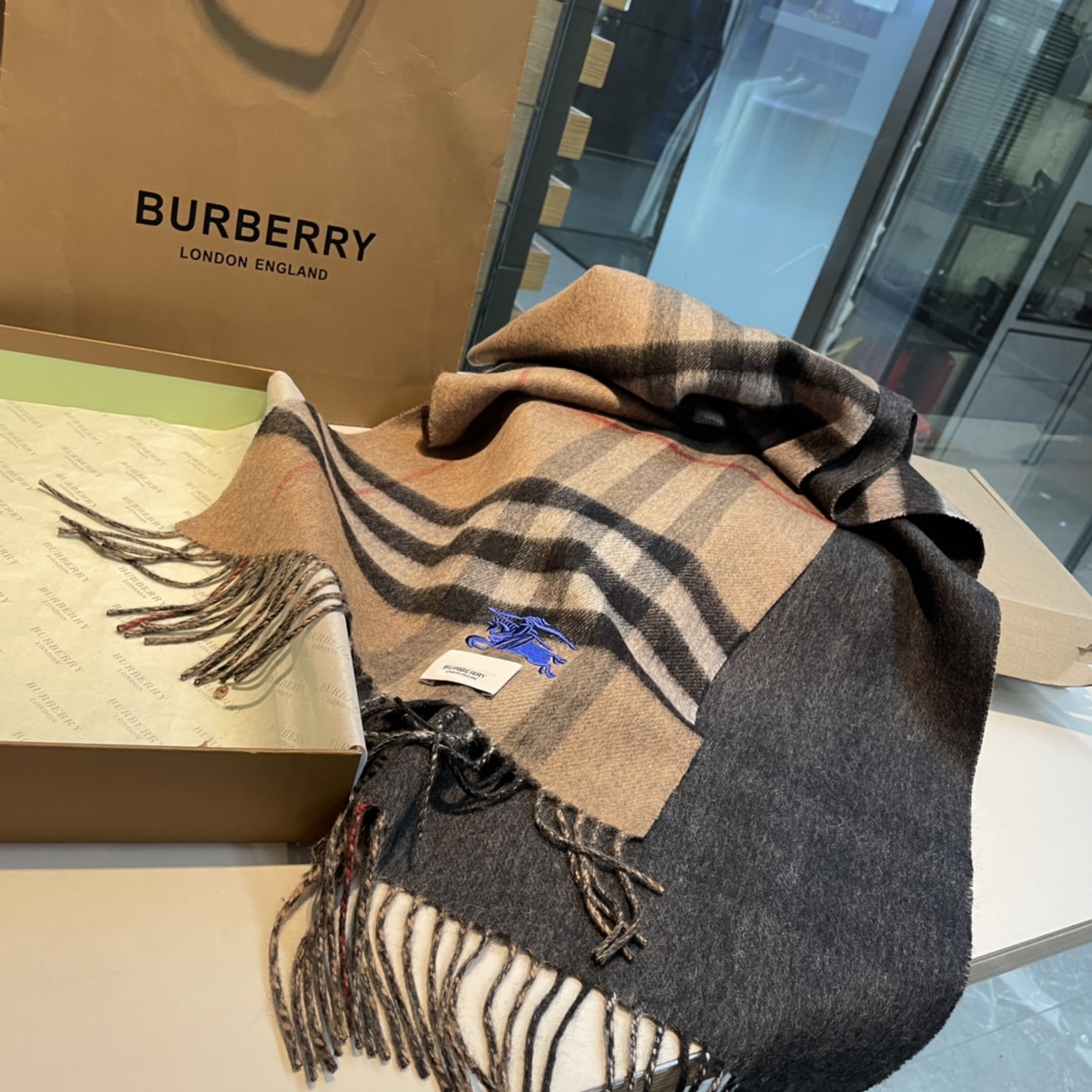 Burberry巴宝莉双面围巾好看的要疯掉了太有型太有魅力了非常斯文时尚的秋冬单品！真的很喜欢非常Cla