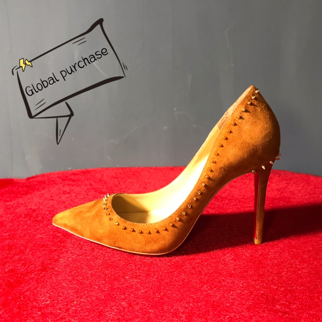 NO:100383,High-end customized rivet classic series!  H10Cm, size 35-42. Custom leather large sole model is not refundable or exchanged. 8870-004. Banana sugar-colored deer leather. Gold small rivets. Standard European code No:8870-004 Color:light brown/gold Material:veau velours Lining:goat leather Heel height:10Cm Sole:leather sole Size:EUR 35-42 (US 4-11):,,christian louboutin,Leather soles19860909高端订制 铆钉精典款系列！ H10Cm,尺码35-42码.真皮大底订制款不退不换8870-004.蕉糖色鹿皮.金小铆钉 标准欧码 No:8870-004 Color:light brown/gold Material:veau velours Lining:goat leather Heel heigh:10Cm Sole:leather sole Size:EUR 35－42（US 4一11) :,,christian louboutin,Leather soles,Women's Shoes
