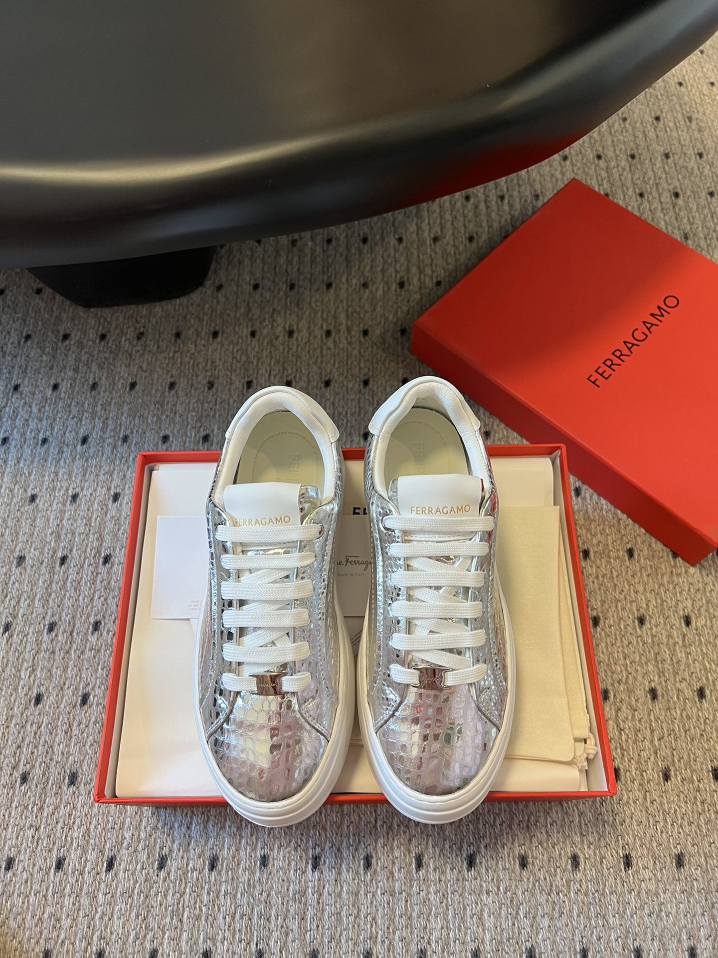 NO:165112,Ferragam* 25ss Ferragam new sponge cake shoes thick-soled casual bread shoes This is the latest versatile sports casual shoes released in the counter that continue the long-lasting outline. They are carefully made of cowhide leather, so it will be particularly comfortable to wear. Decorate the shoelace eyelets with suede inlaid metal stars to enhance the style. It is suitable for all seasons and can be matched with various casual styles to add the finishing touch. Classic and super durable, cowhide upper cowhide, original IP heightened, outsole. Original one-to-one open mold hardware buckle!  35-40 sizes, 40 customization, no return and exchange, full set of counter synchronous gift box packaging, casual shoes/sports shoes, ferragamo, ferragamo, ferragamo, sneakers, cowhide19860909Ferragam* 25ss 菲拉格慕新款松糕鞋厚底休闲面包鞋 这是专柜最新出的百搭运动休闲鞋延续经久不衰的轮廓,采用牛皮革精心制作,所以上脚会特别的舒服哦 饰以同色调绒面革镶片金属星星装饰鞋带孔眼,提升格调.,四季皆宜,可与各式休闲造型搭配,增添点睛之笔 经典超耐看 鞋面牛皮拼接 原版Ip增高 大底. 原版一比一开模五金扣！ 码数35-40码 40定制不退换 全套专柜同步礼盒包装,休闲鞋/运动鞋,ferragamo,ferragamo,sneakers,cowhide,Women's Shoes