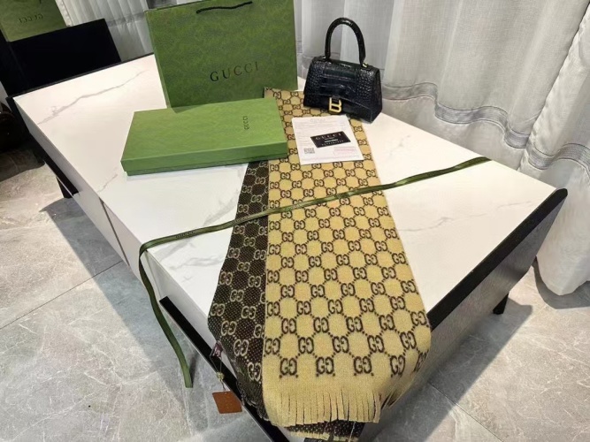 Gucci Wool Scarf with GG Pattern, 45 x 195 cm - Luxurious and Stylish 1 Gucci Wool Scarf with GG Pattern, 45 x 195 cm - Luxurious and Stylish