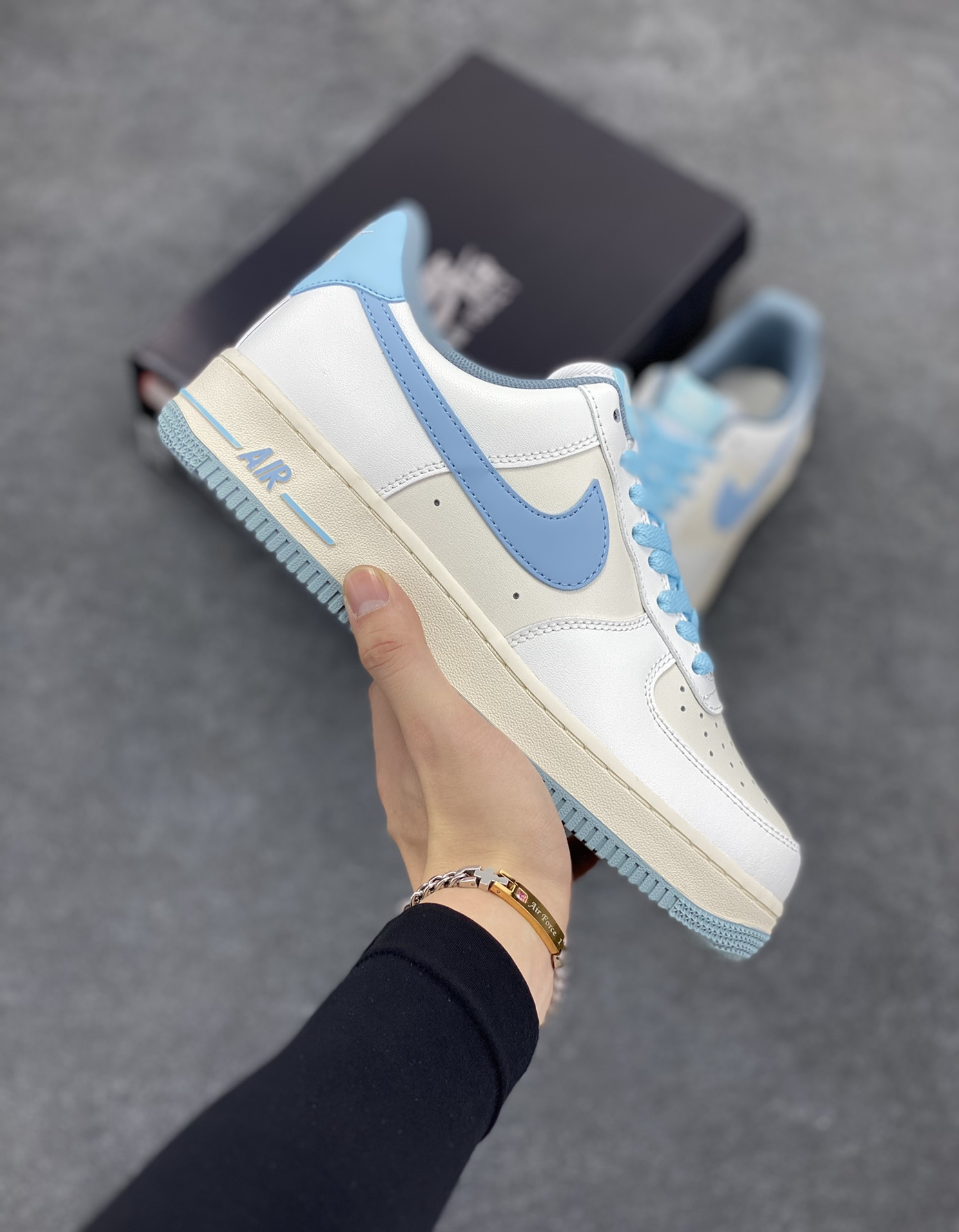 福利特价 NK Air Force 1 “丹青蓝”空军一号 原楦头原纸板 打造纯正空军版型#专注外贸渠道 全掌内置蜂窝气垫 #原盒配件 原厂中底钢印、拉帮完美 货号:YY3188-101 尺码:36 36.5 37.5 38 38.5 39 40 40.5 41 42 42.5 43 44 44.5 45-选品中心