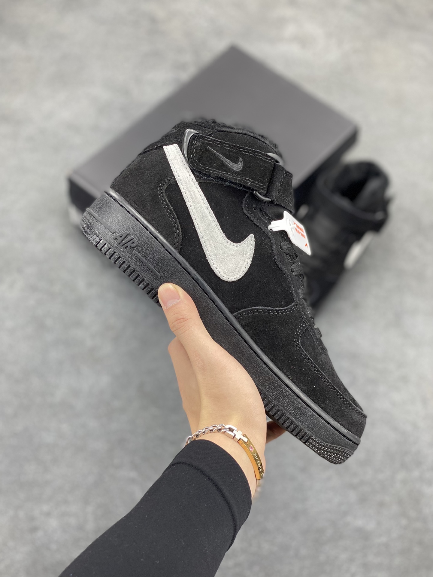 Nike Air Force 1 ’07 Low 空军一号低帮百搭休闲运动板鞋。柔软、弹性十足的缓震性能和出色的中底设计,横跨复古与现代的外型结合,造就出风靡全球三十多年的Force 1,直到今天还深受青睐 货号:CJ9979-003 尺码:36 36.5 37.5 38 38.5 39 40 40.5 41 42 42.5 43 44 44.5 45-选品中心