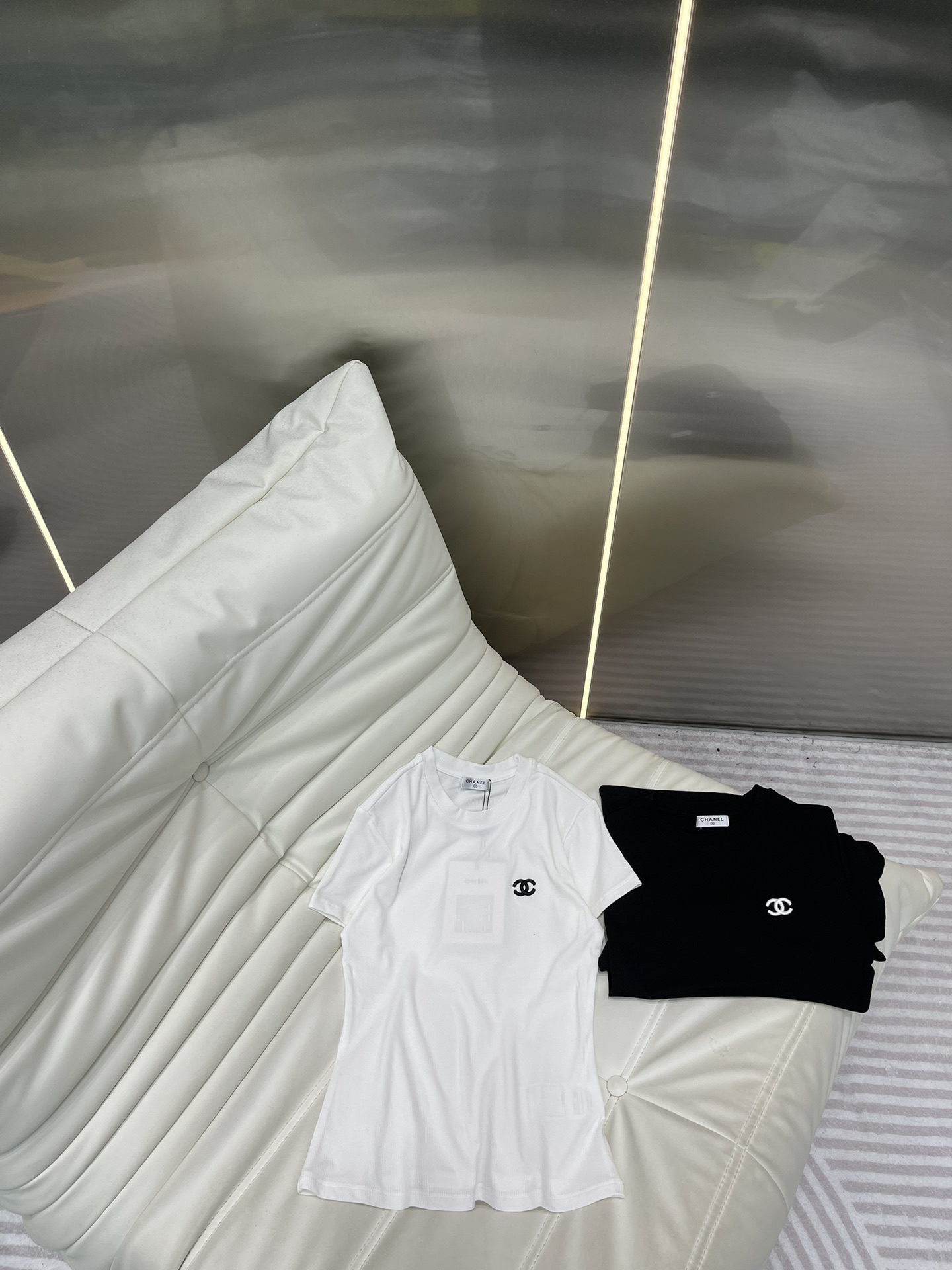 NO:309658,CHANE*25 early spring new Xiaoxiang two-color embroidered logo threaded cotton short-sleeved T-shirt is made of pure threaded cotton. Front embroidered logo design. Slim and elastic super slim. The fabric is very soft. The upper body is really soft and comfortable. A versatile and classic style. You can control any body shape. Black and white. SML, chanel, T-shirt,tees, t-shirt,alexander wang.19860909CHANE*25早春新款小香两色刺绣logo螺纹棉短袖T恤 采用纯螺纹棉材质 前刺绣logo设计 修身弹力超显瘦 面料很柔软 上身真的很软很舒服 百搭经典款 任何身形都可以驾驭 黑色 白色 SML,,chanel,T-shirt,tees，t-shirt,alexander wang,Women's clothing