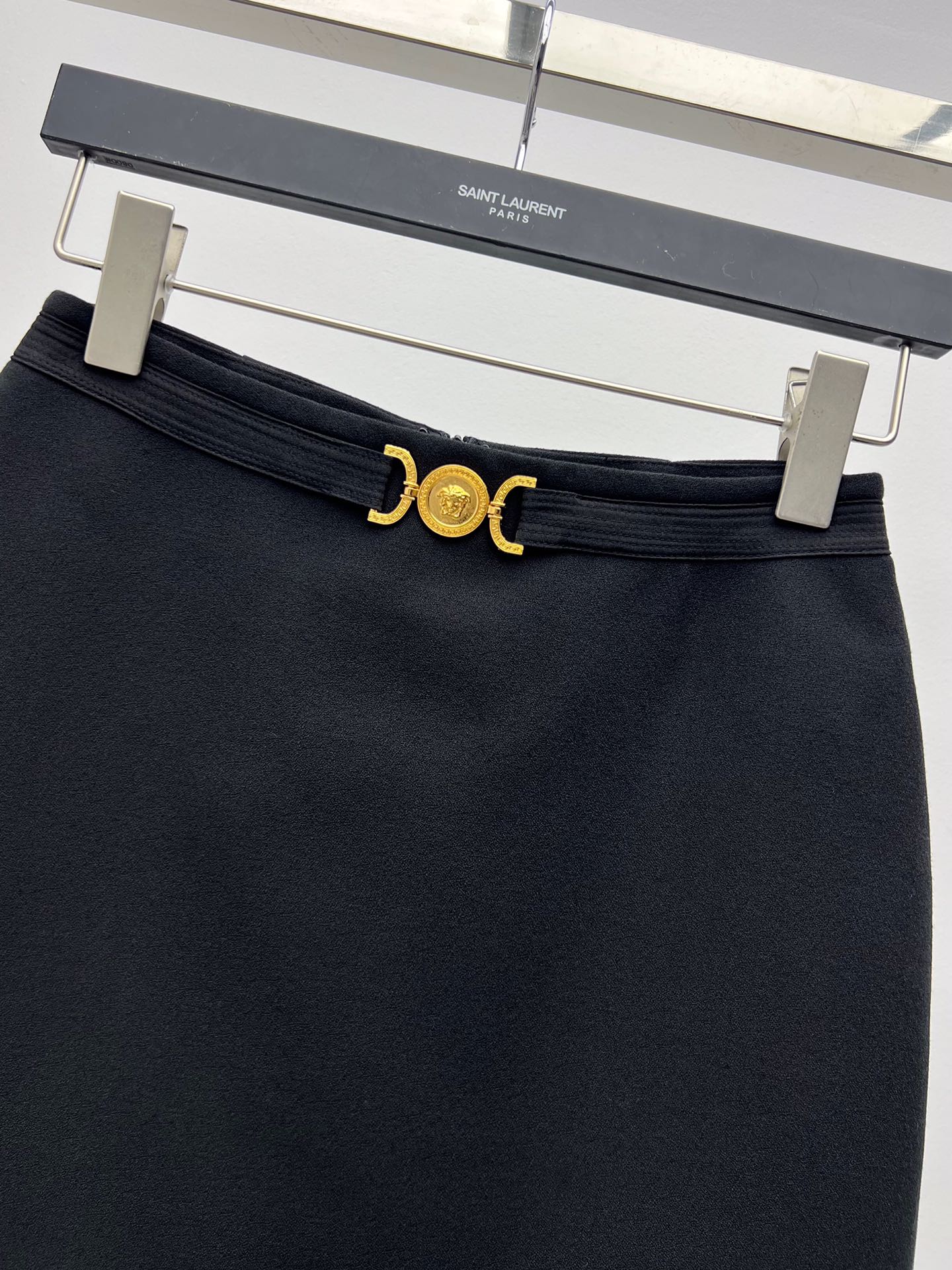 Luxurious Versac Medusa Skirt Dress with Metal Belt – Expensive and Stylish Choice - 图片 2