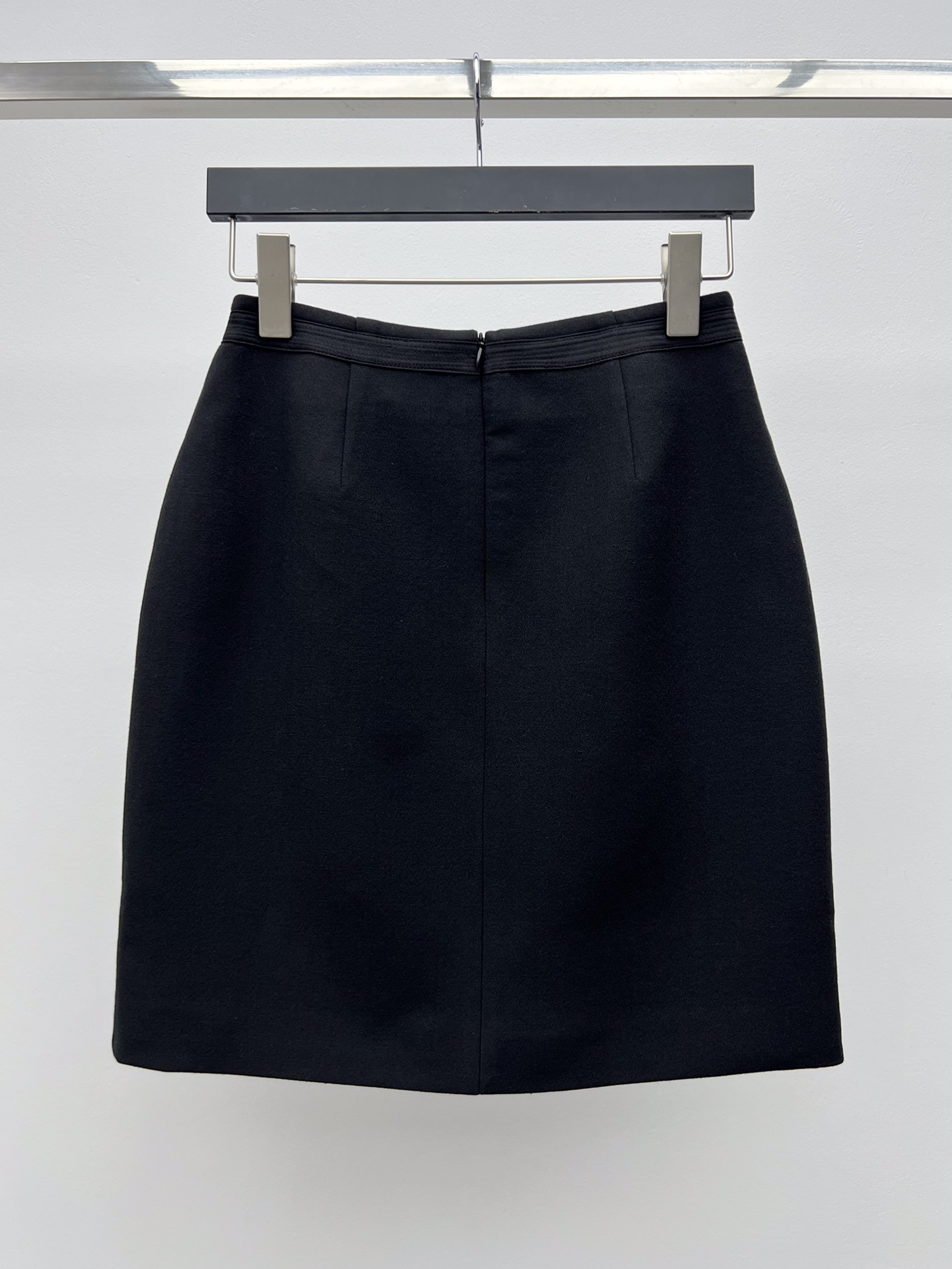 Luxurious Versac Medusa Skirt Dress with Metal Belt – Expensive and Stylish Choice - 图片 6