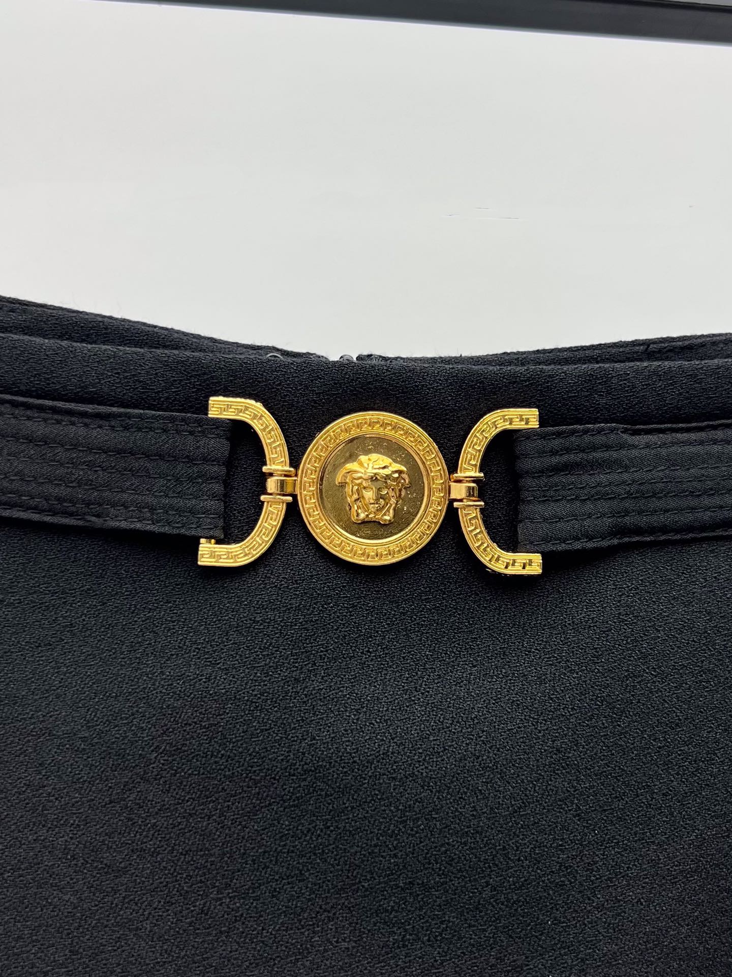 Luxurious Versac Medusa Skirt Dress with Metal Belt – Expensive and Stylish Choice - 图片 4