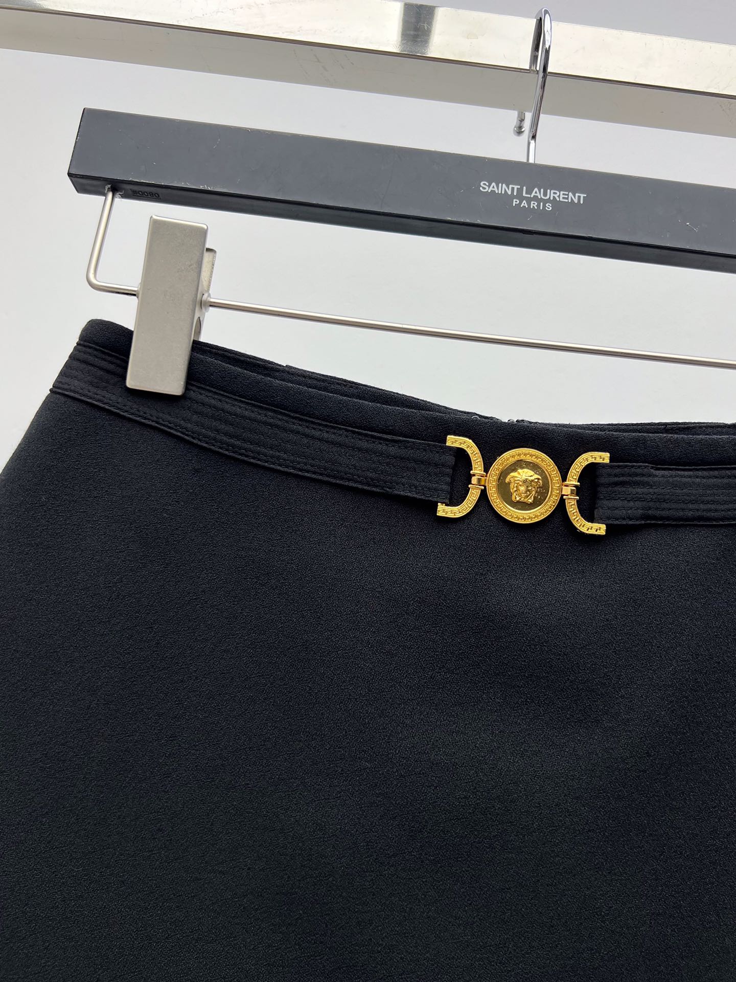 Luxurious Versac Medusa Skirt Dress with Metal Belt – Expensive and Stylish Choice - 图片 3