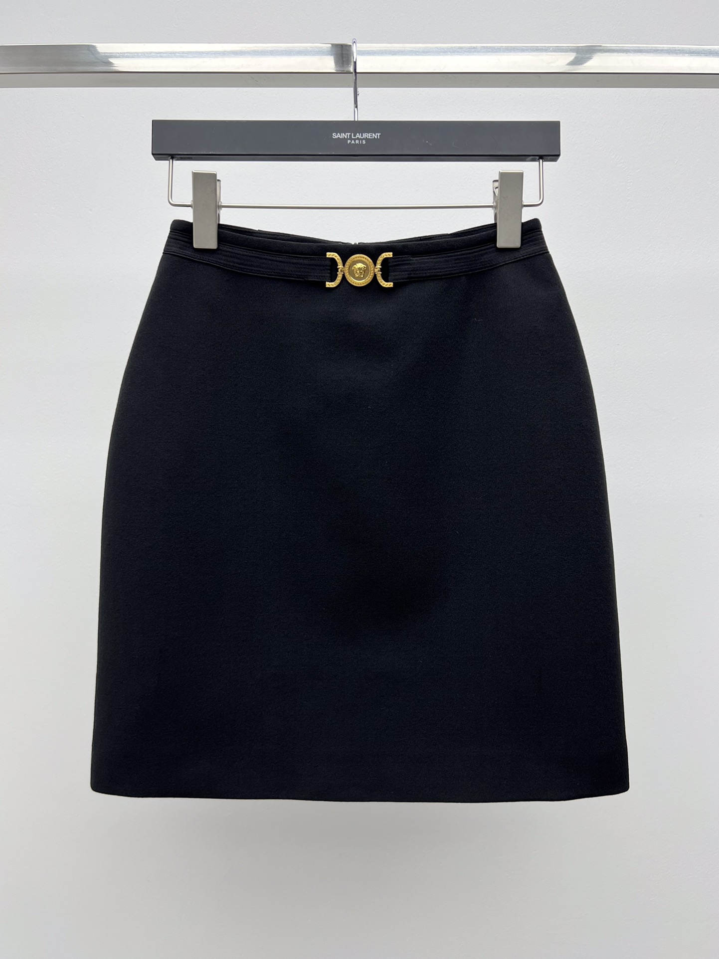 Luxurious Versac Medusa Skirt Dress with Metal Belt – Expensive and Stylish Choice - 图片 1