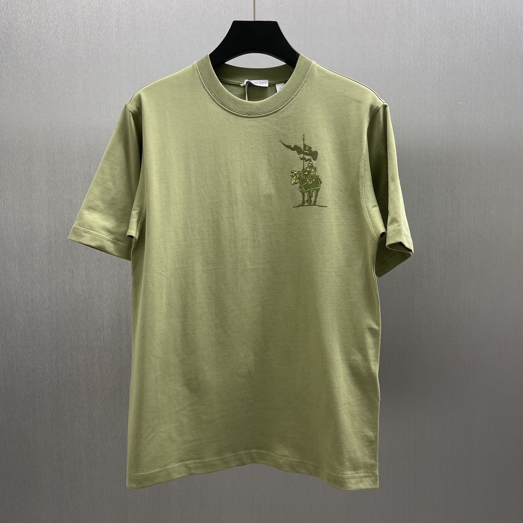 🧧BBR Camiseta de algodón con insignia de caballero de equitación en color verde alcachofa. TALLAS: S-XL. Camiseta conf…
