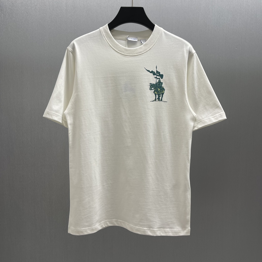 🧧BBR Camiseta de algodón con insignia de caballero de equitación en color tiza. TALLAS: S-XL. Camiseta confeccionada e…