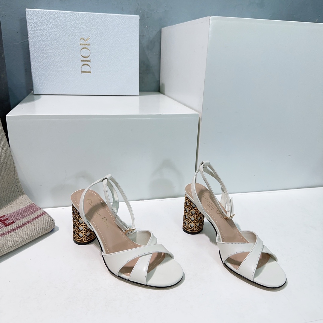 NO:236825,High quality!  Top quality Dior 25 spring and summer show new Roman metal heel high heel slippers sandals series new arrival~ Simple cross upper shape matches D's latest metal heel for embellishment!  Cute and playful, age-reducing without losing the sense of high-end ~ The rich girl feels like sheepskin~ The feet are super beautiful~ It shows elegant temperament. The exquisite fairy must-have item. The upper is made of mixed-bred sheepskin, inner footbed sheepskin imported from Italy. Heel height: about 9.5cm. Size 34-42 (34 40 41 42 custom-made, non-return and exchange) with original packaging, high heels, dior, dior, dior, sandals, high heels, slippers, sheepskin, Leather soles19860909高品质！顶级品质Dior 迪奥25春夏走秀新款罗马金属跟高跟拖鞋凉鞋系列new arrival～简易交叉鞋面造型搭配D家最新金属跟饰以点缀！ 可爱俏皮减龄又不失高级感～富家千金即视感～ 上脚超美～尽显优雅气质 精致小仙女必入单品 鞋面采用混种羊皮 内里垫脚羊皮 意大利进口原色真皮大底 跟高:约9.5cm 码数34-42（34 40 41 42定制不退换）配原版包装,高跟鞋,dior,dior,dior,sandals,high heels,slippers,sheepskin,Leather soles,Women's Shoes